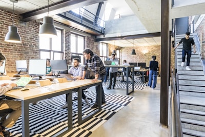 诚挚寄语栏目配图，展示平台团队与联系方式的温馨界面